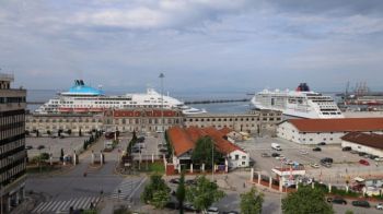 Καλωσόρισαν δυο κρουαζιερόπλοια στη Θεσσαλονίκη με κουλούρι και χορούς